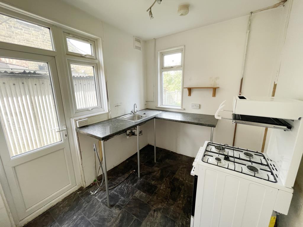 Lot: 31 - THREE BEDROOM SEMI-DETACHED HOUSE FOR IMPROVEMENT - Kitchen